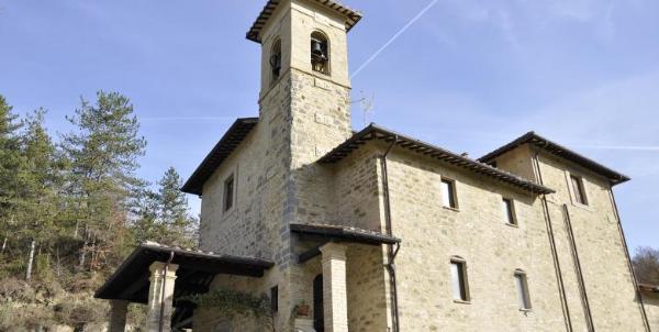Santuario della Madonna dei Rimedi con bosco sullo sfondo